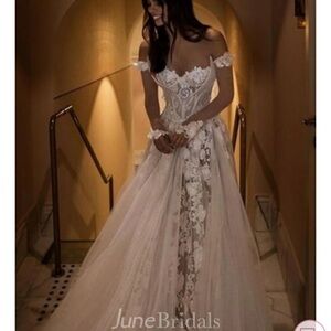 Elegant Off-Shoulder Lace Wedding Dress